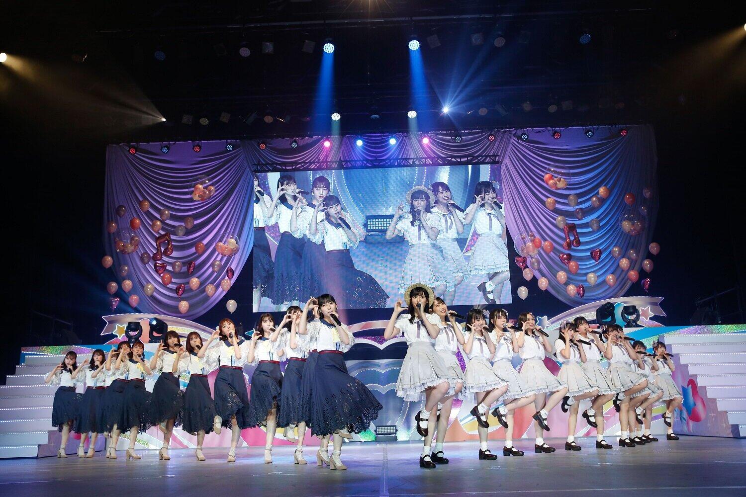 新曲「君とどこかへ行きたい」。先輩メンバーの「つばめ選抜」、後輩メンバーの「みずほ選抜」の2チームが一緒にパフォーマンスした（c）Mercury