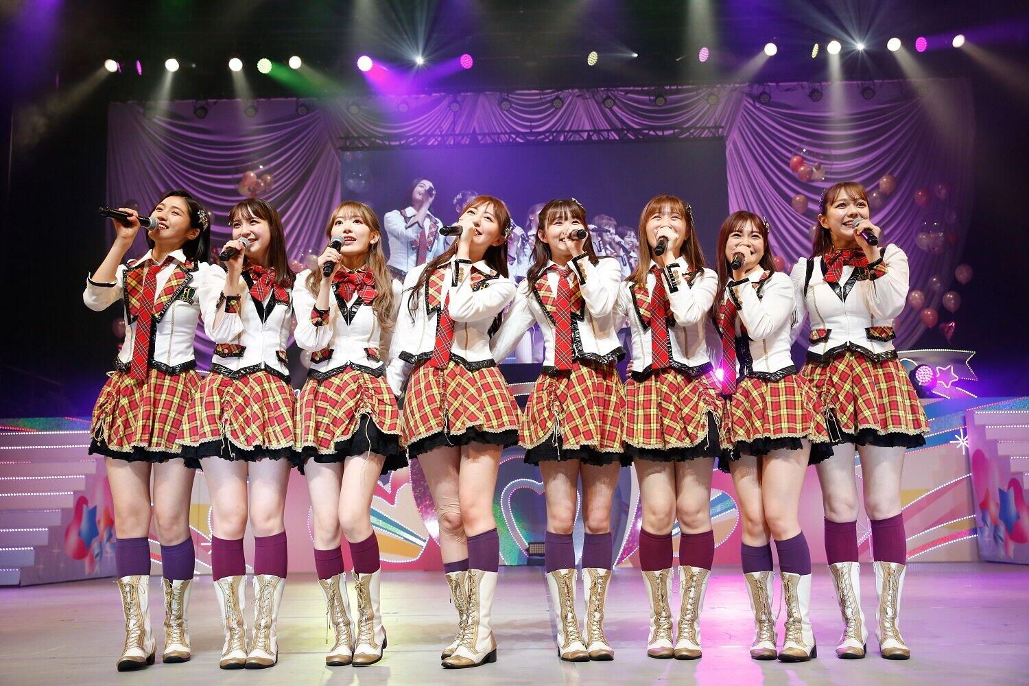 1期生でデビュー時の劇場公演の表題曲「手をつなぎながら」。当時のチェック柄の衣装でパフォーマンスした（c）Mercury