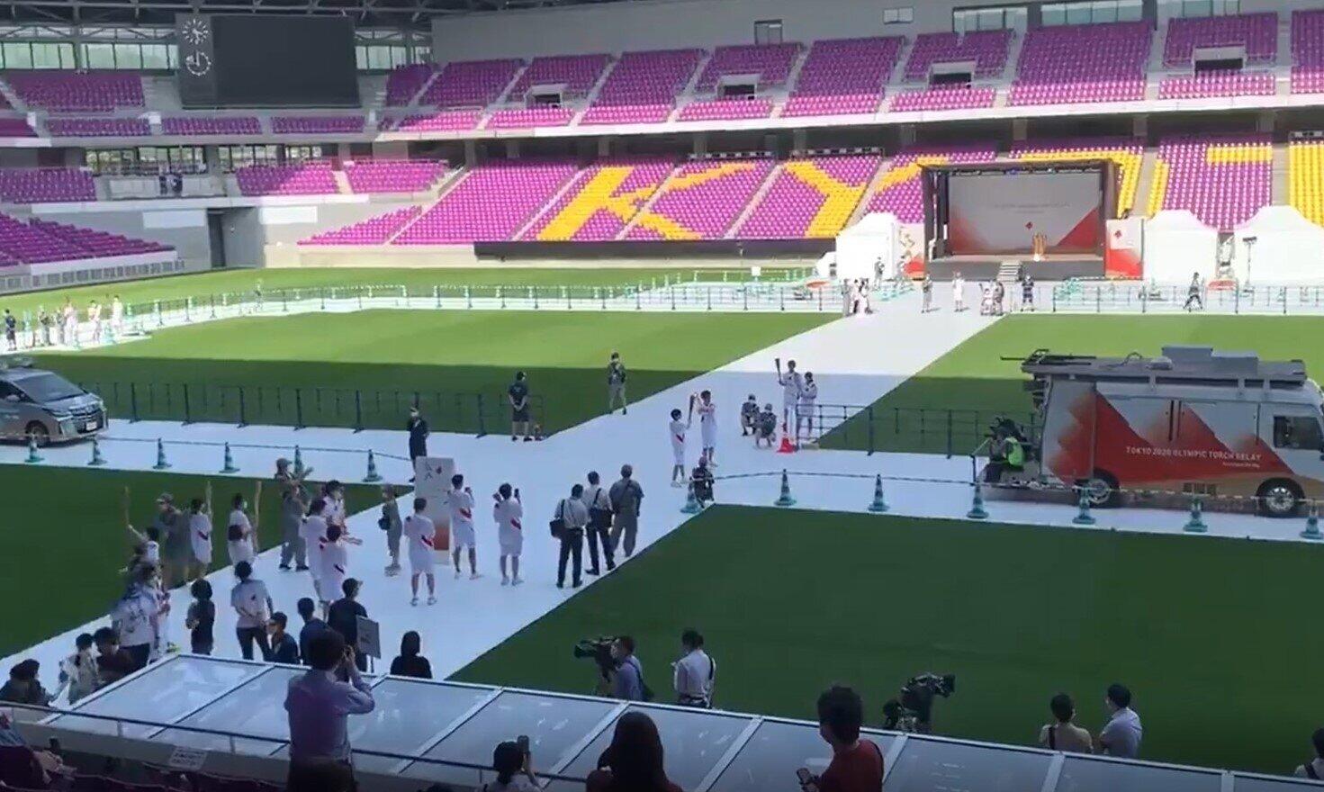 聖火リレー「芝生変色」騒動、修繕費は誰が払う？　組織委「負担しない」主張も...京都府「合意してない」 