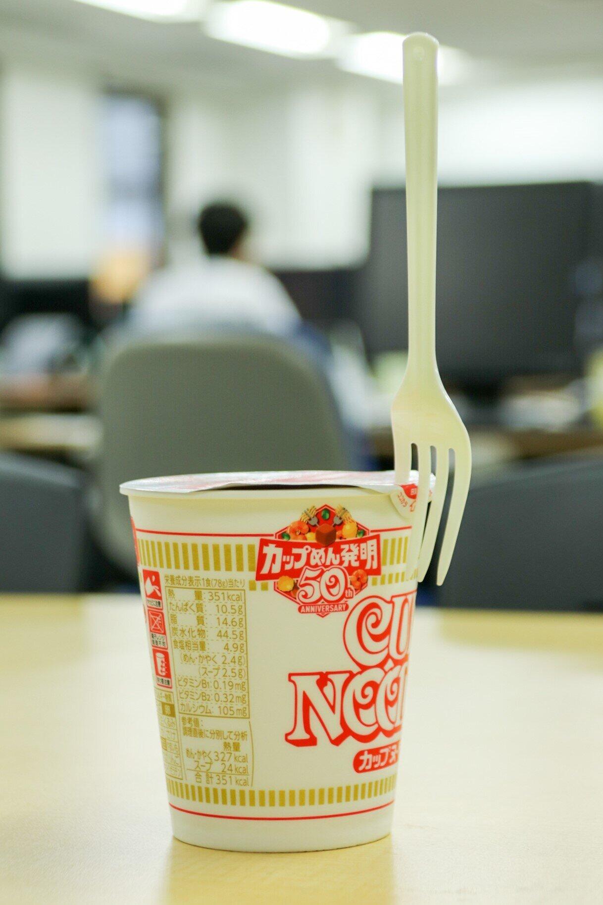 フォークを刺してフタを押さえる方法