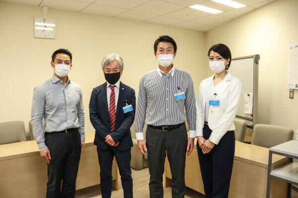 左から都議会議員の栗下善行氏（立憲民主党）、日本ホビー協会の足立浩さんと荒木武美智専務理事、トライフル代表の久野華子さん