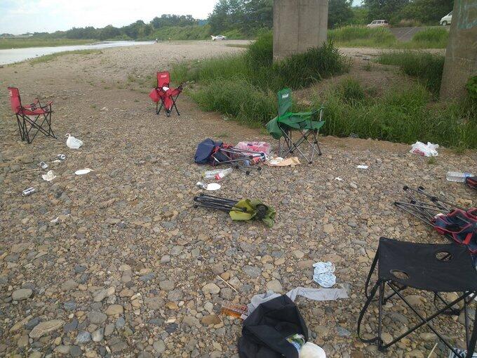 イスなども放置されていた（写真は、しもしも＠stdxxsEDYRwfr9jさん提供）