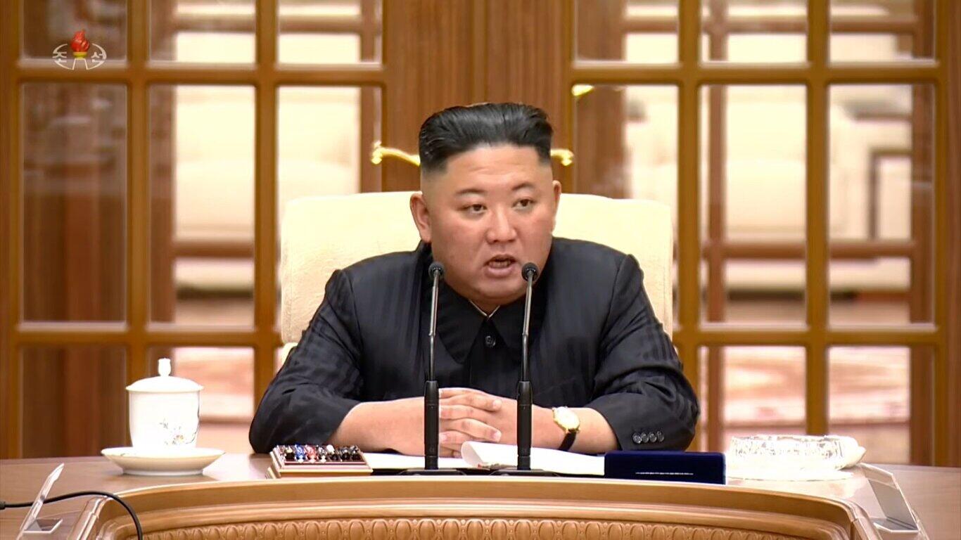 金正恩氏ついに痩せた？専門家が指摘　半年前の姿と比較すると...