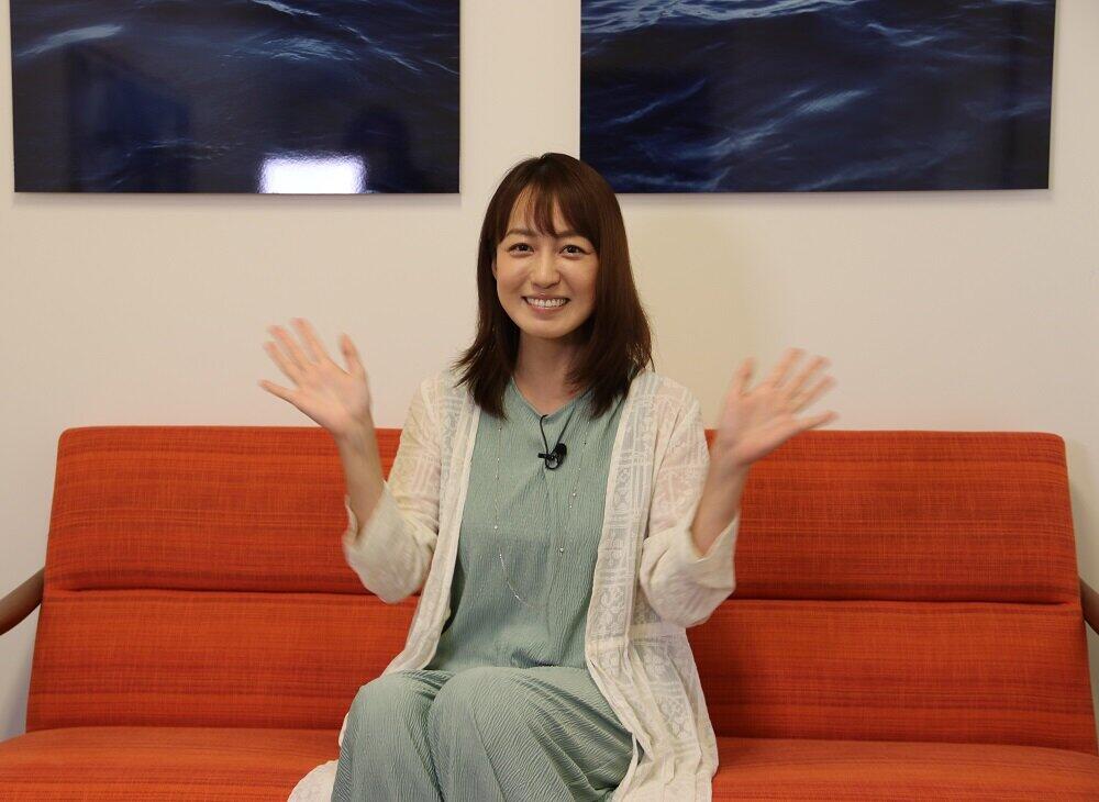 カメラに向かって手を振る及川奈央さん
