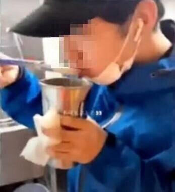 シェイクをヘラですくってなめる店員（インスタグラムから）