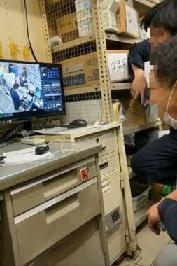 店のモニターを凝視する店員2人（TikTokから）