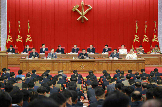 朝鮮労働党中央委員会第8期第3回総会の様子。金正恩総書記が食糧難について異例の言及をした（写真は労働新聞から）