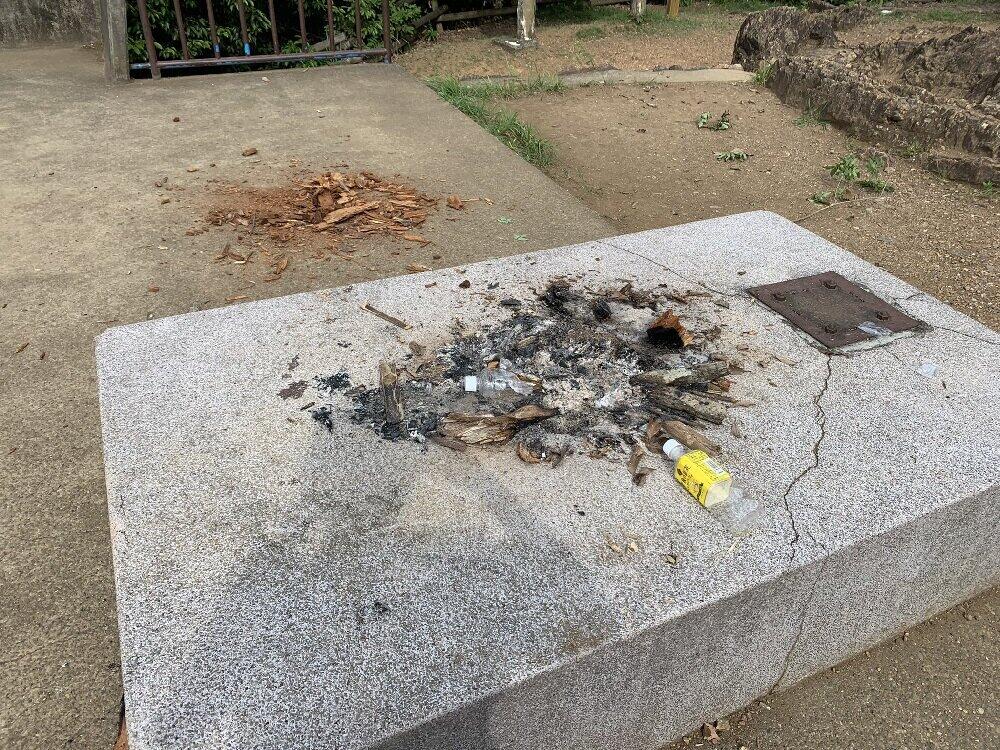 ゴミも散乱、悪質「焚き逃げ」に怒り　市の注意看板も効果なく...見かねた市民が清掃活動