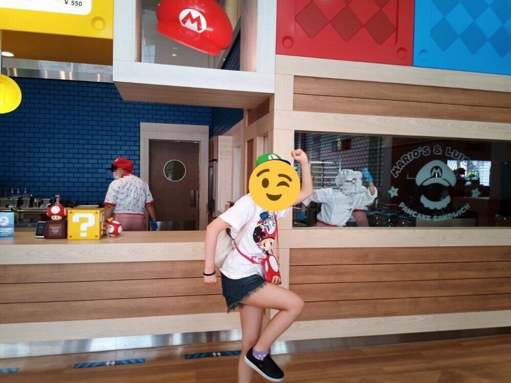 初USJで記念撮影！→後で見返したら...　調理場クルーの「粋な対応」に24万いいねの大反響