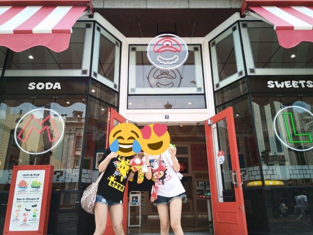 母親との写真　旅行の際にはいつも似た服を着るとのこと