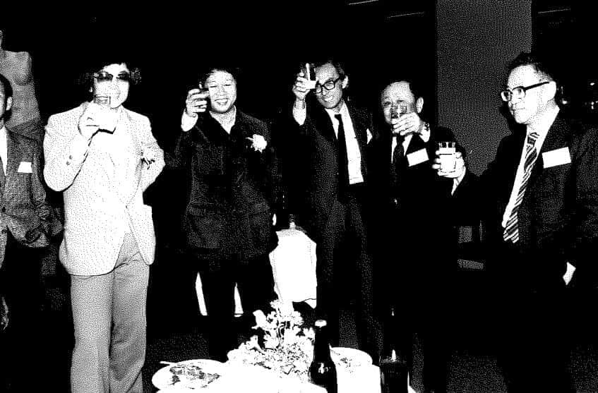 1983年、43歳で菊池寛賞を受賞、友人たちが開いたお祝いの会で（左から2番目）