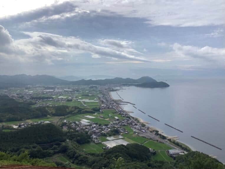 大坂峠から望んだ瀬戸内海と海岸沿いの街並み（＠aul_52Iさん提供）
