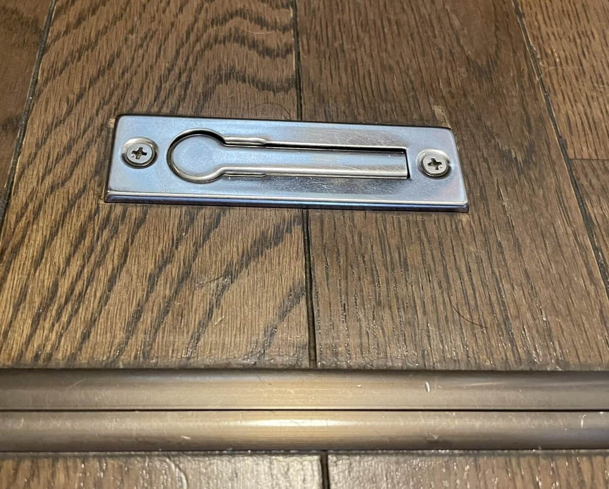 閉じた状態の床下収納の取っ手