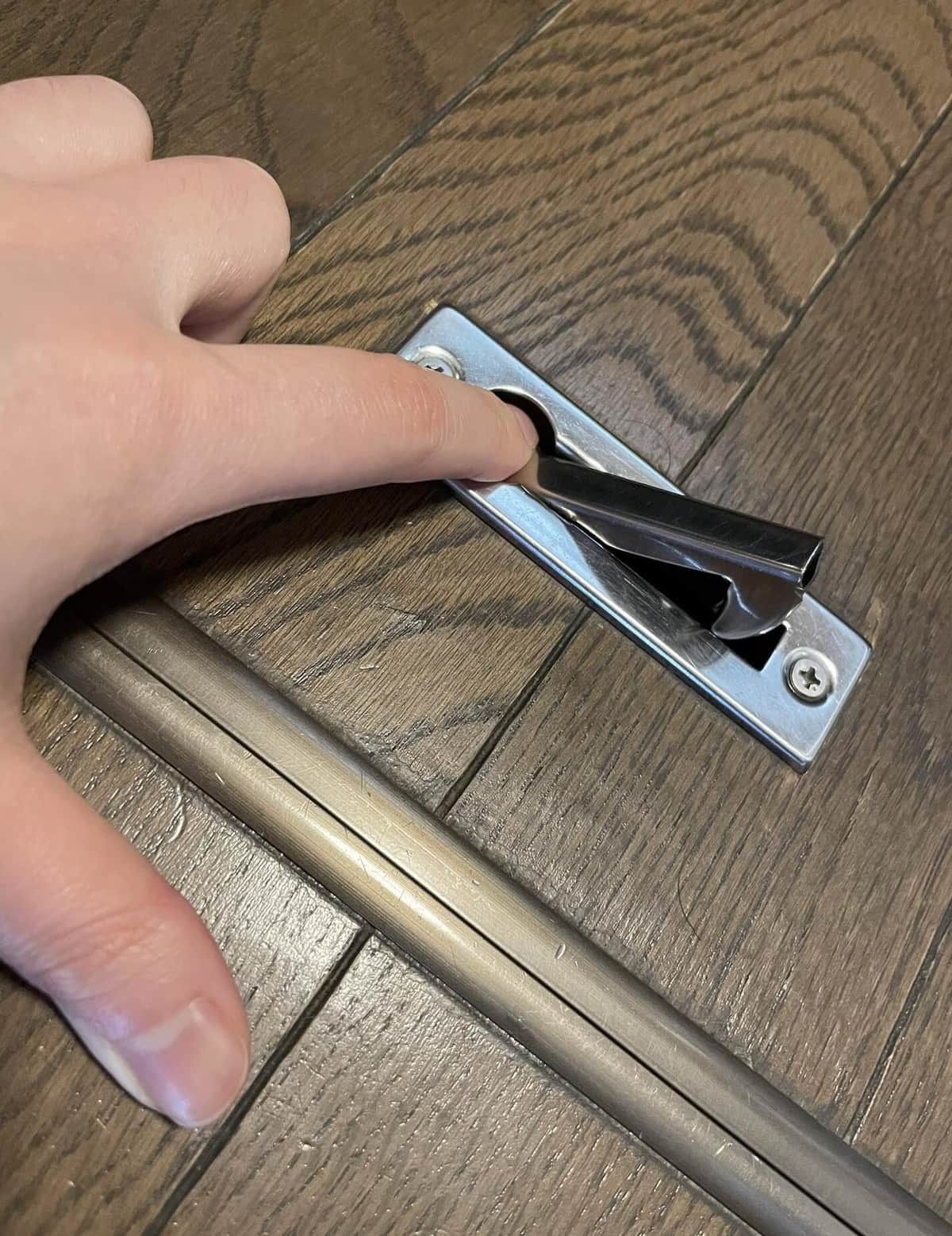 開いた状態の床下収納の取っ手