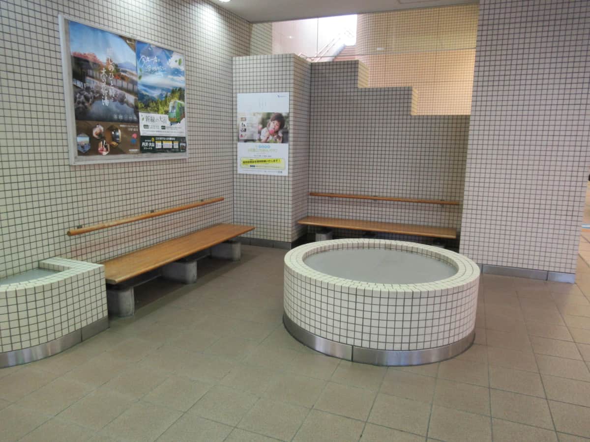 ベンチなどが設置された休憩スペースの中にある