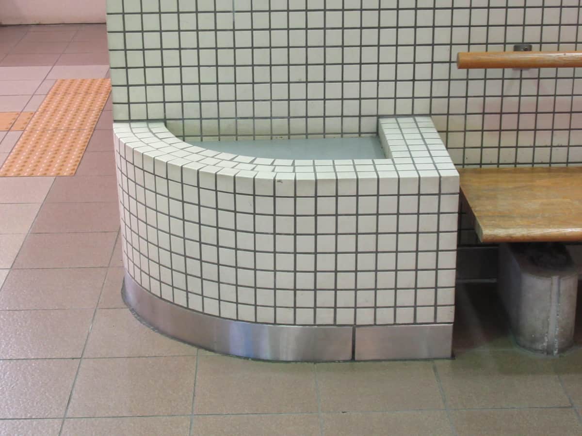 ベンチの脇にも同じ目的で作られたと思われるスペースが