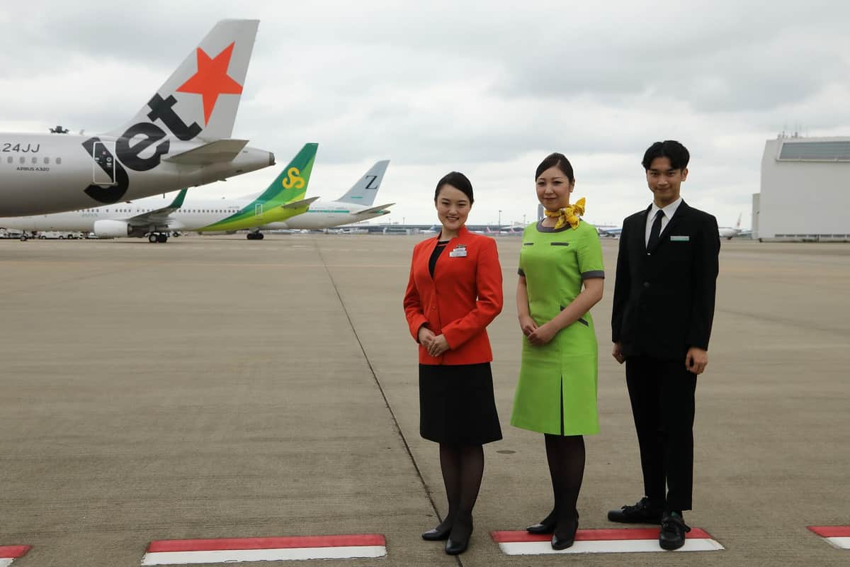 LCC3社の機体と客室乗務員が一堂に会した。左からジェットスター・ジャパン、春秋航空日本、ジップエア