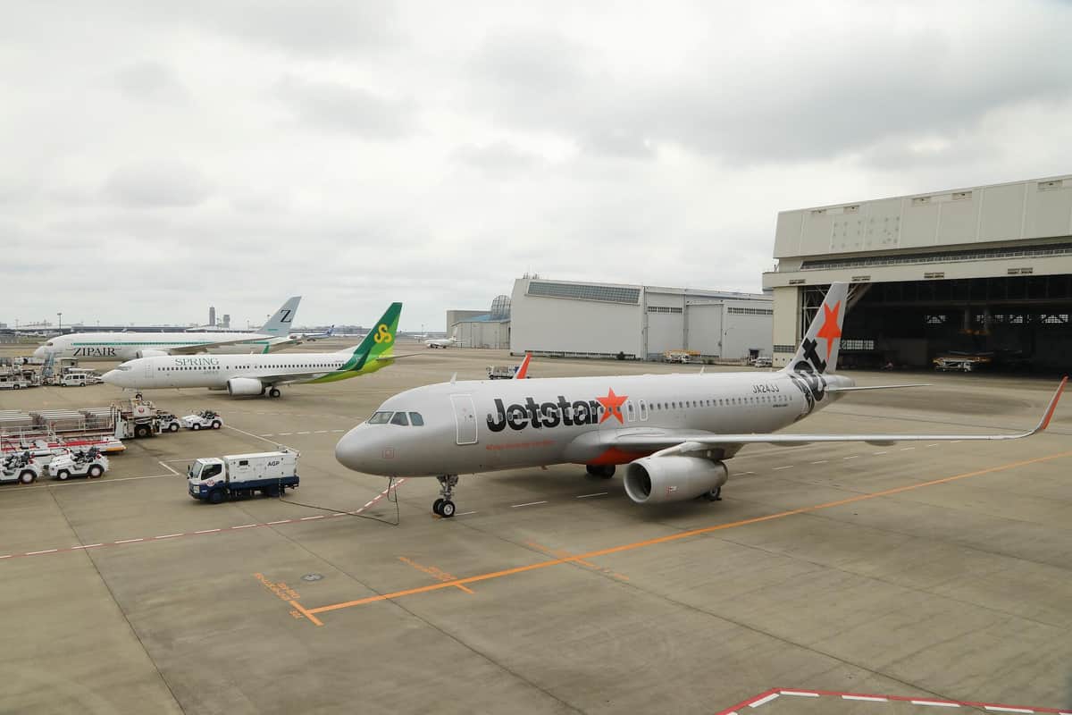 左からジェットスター・ジャパンのエアバスA320型機、春秋航空日本のボーイング737-800型機、ジップエアのボーイング787-8型機