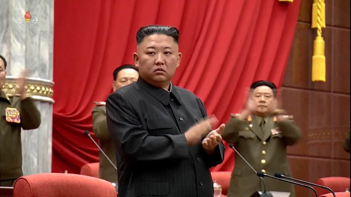 金正恩総書記。6月29日に開かれた朝鮮労働党の会議の場で、新型コロナウイルス対策で「重大事件」が起きたと指摘した（写真は朝鮮中央テレビから）