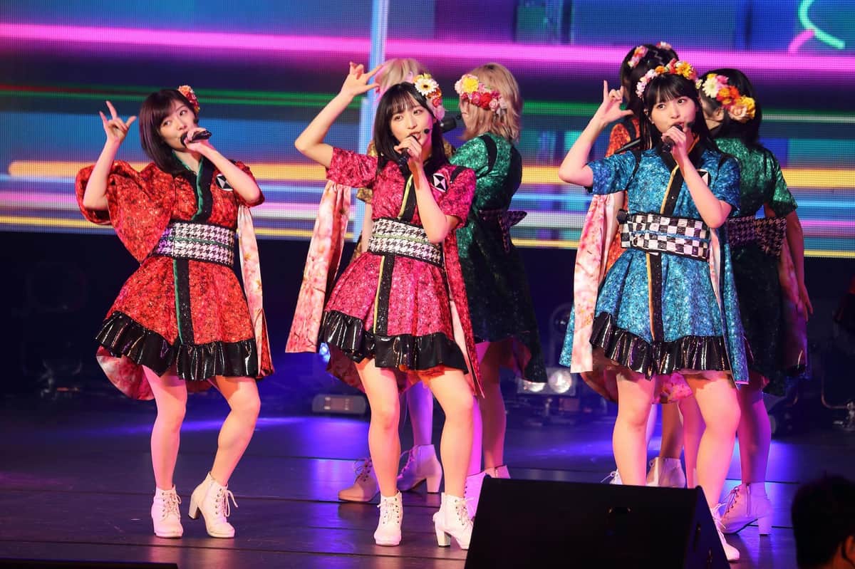 東京のコンサート会場では、小栗有以さん（中央）らAKB48の中心メンバーがパフォーマンスした