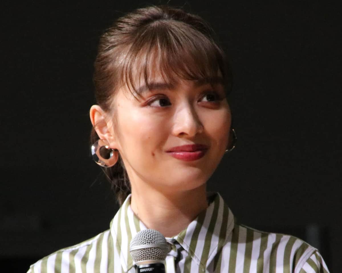 内田理央「ピンク髪」漫画キャラのコスプレでノリノリ　「存分にぶりぶりさせてもらいました！」