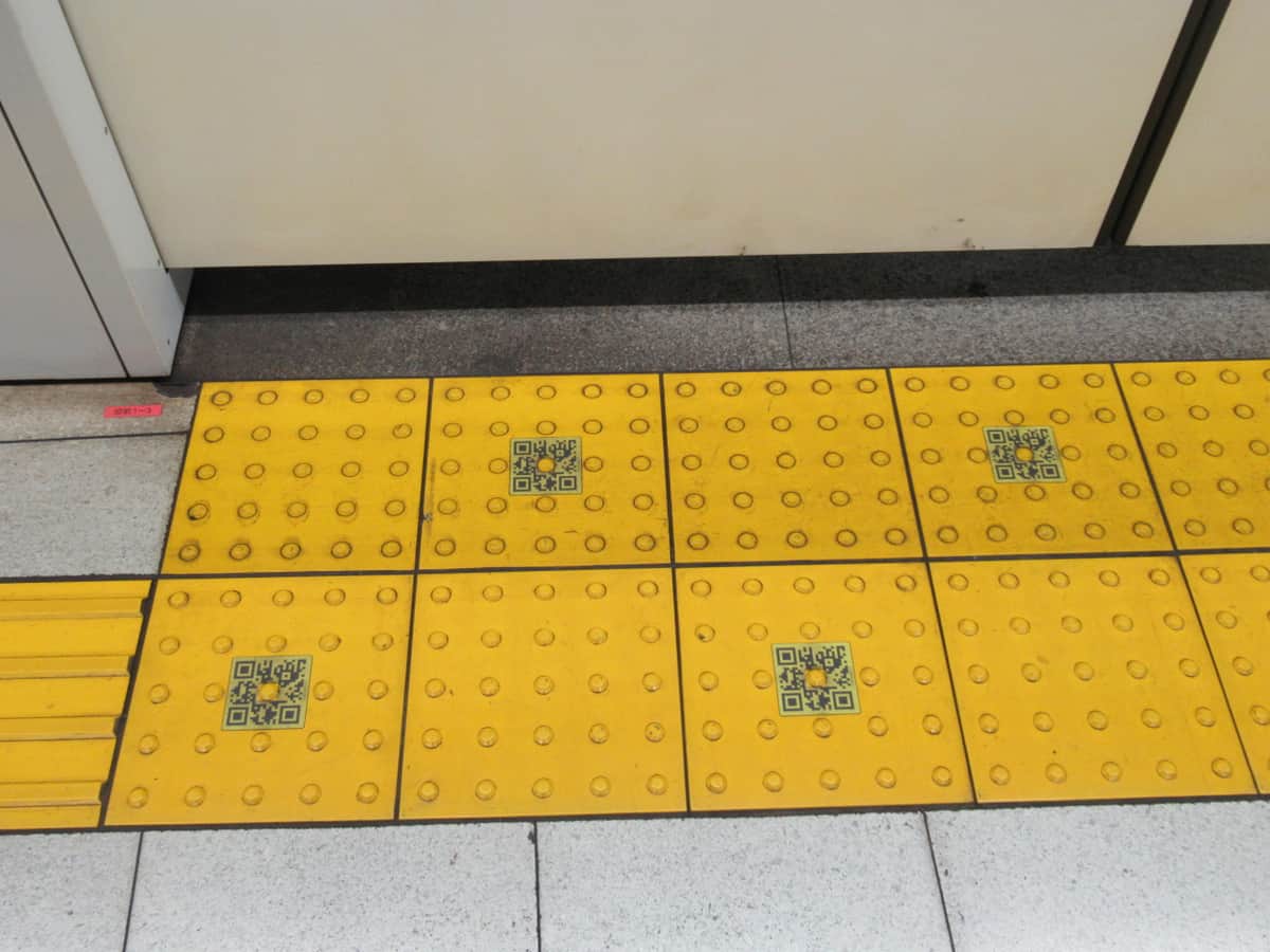 点字ブロックにQRコード...何のため？　導入の東京メトロに使い方を聞いた