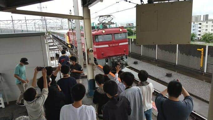 「おい！話が違ぇだろがよ」撮り鉄マナー違反に駅員ブチギレ　ホーム先端に走り出し...JRに詳細聞く