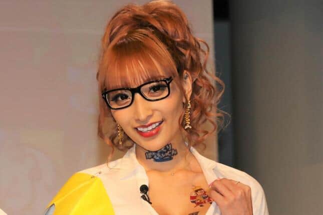 加藤紗里「タトゥー騒動」、今度は左腕に「巨大ヘビ模様」　ファンふたたび混乱
