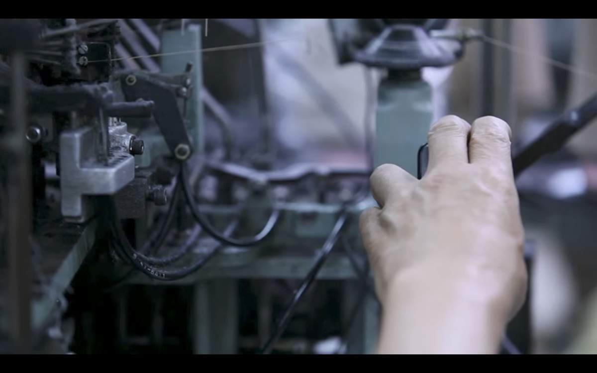 機械を調整する職人（提供：タビオ）