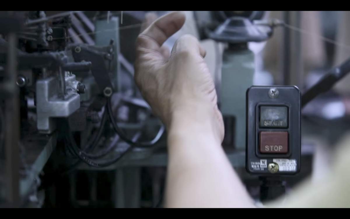 機械を調整する職人（提供：タビオ）