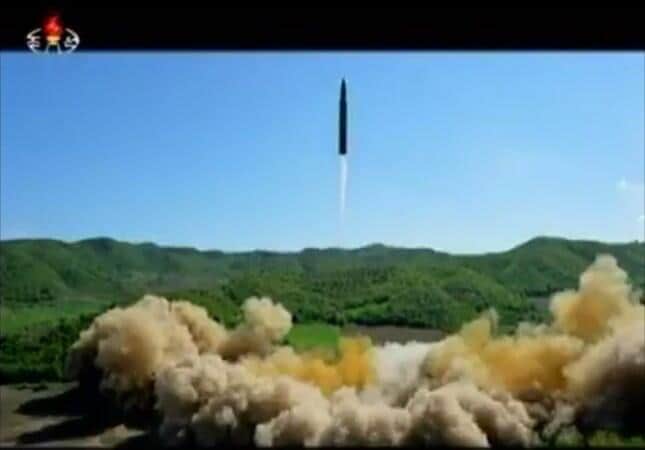 北朝鮮は2017年7月、大陸間弾道ミサイル（ICBM）「火星14」号の試験発射に成功したと主張している（写真は朝鮮中央テレビから）