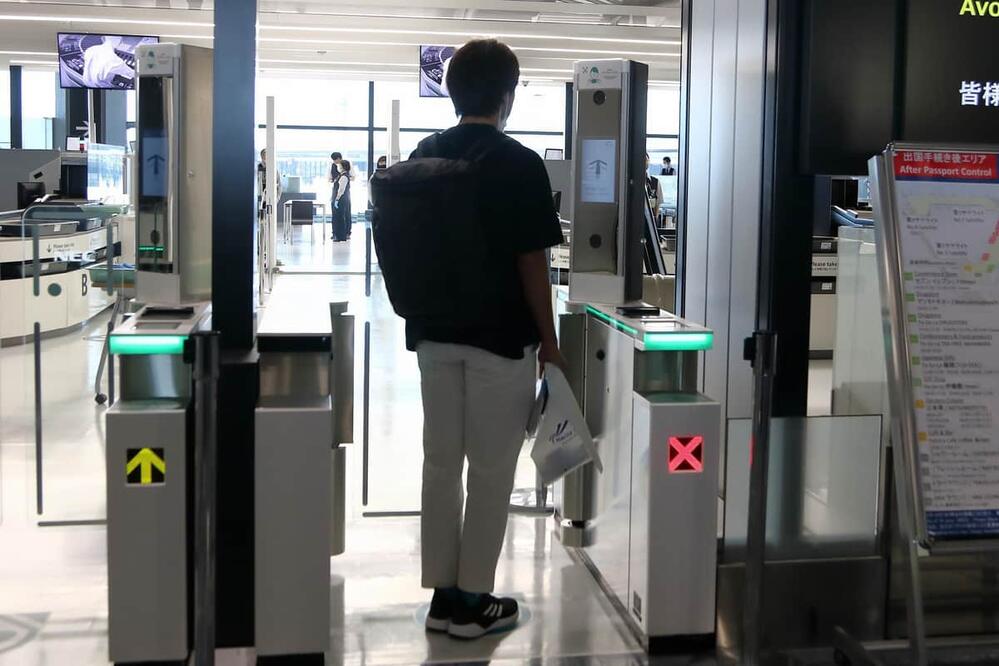 成田空港「顔パス」で搭乗できる　何度もパスポート出さなくてOK、会話も不要で感染リスク減