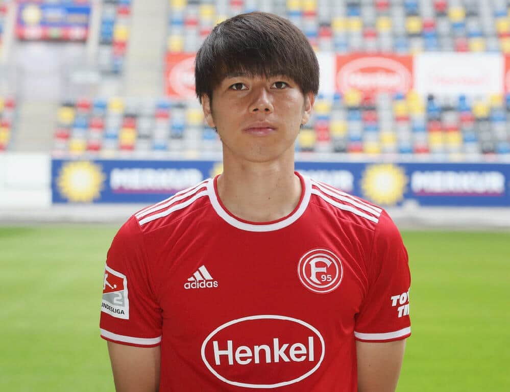 堀米選手と「そっくり」と話題の田中碧選手（写真：picture alliance/アフロ）