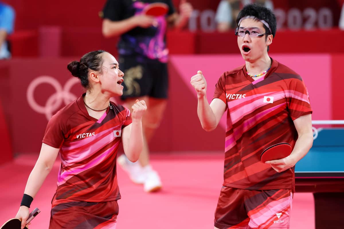 水谷隼＆伊藤美誠の「素敵すぎるシーン」　金メダルをお互いに...表彰式での感動ショット