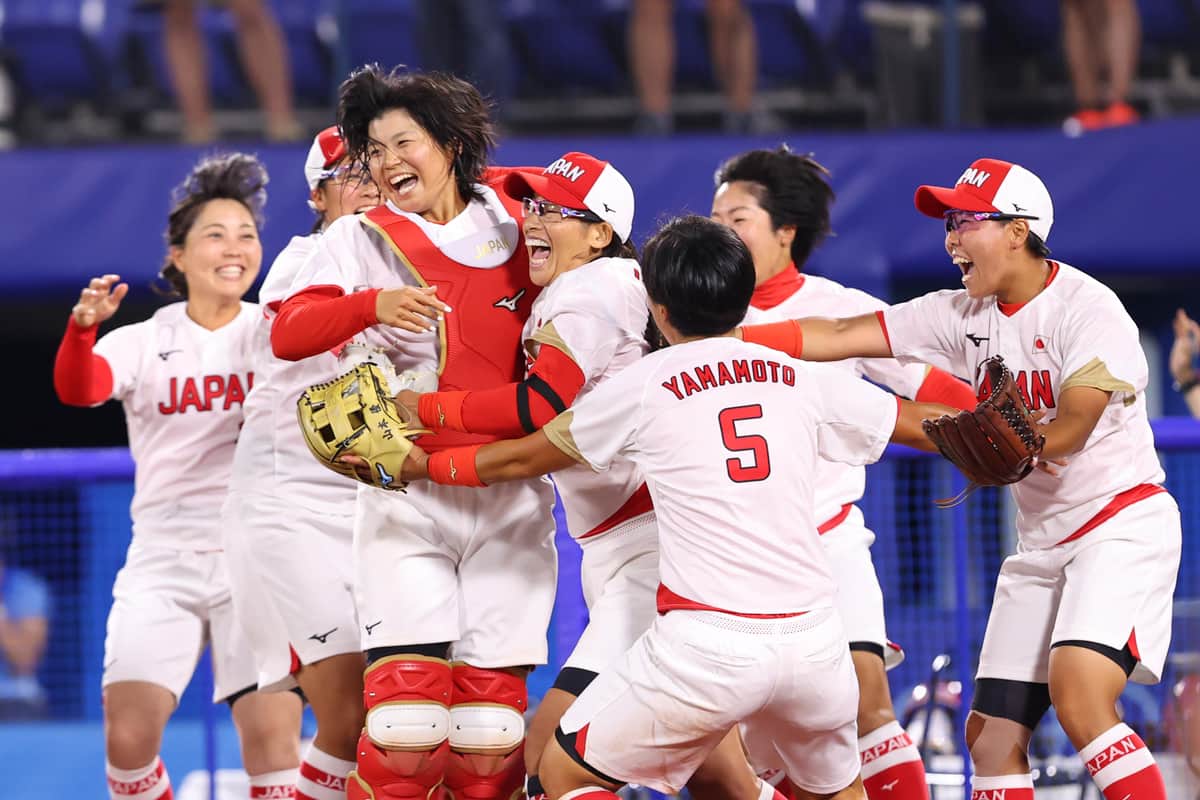 歓喜の輪を作るソフトボール日本代表（写真：長田洋平/アフロスポーツ）