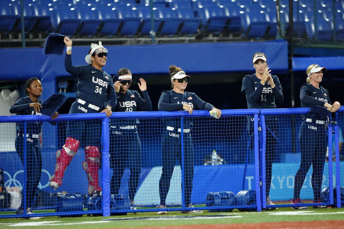 左から2人目、デジャ・ムリポラ選手の頭に「いろはす」が！？写真：USA TODAY Sports/ロイター/アフロ