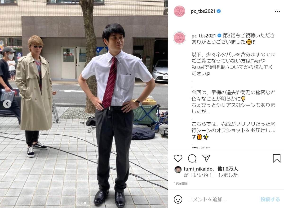 眞栄田郷敦さん（左）が「探偵スタイル」で井之脇海さん（右）を尾行するシーン。TBS「プロミス・シンデレラ」のインスタグラム（＠pc_tbs2021）より