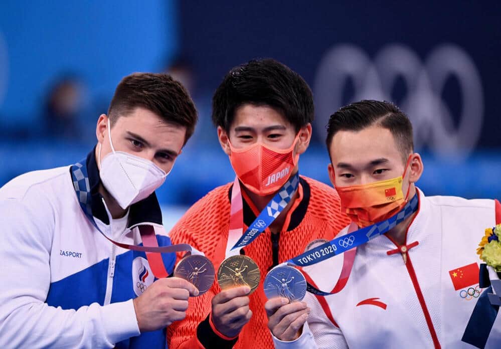 メダルを手に持つニキータ選手、橋本選手、シャオ選手（左から、写真：picture alliance/アフロ）