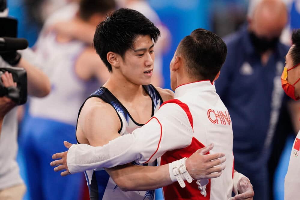 健闘を称えあう橋本大輝選手と肖若騰選手（写真：丸山康平/アフロ）
