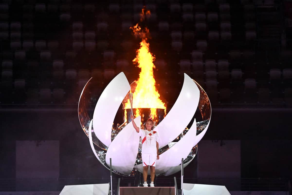 聖火台に立つ大坂選手（写真：AFP/アフロ）