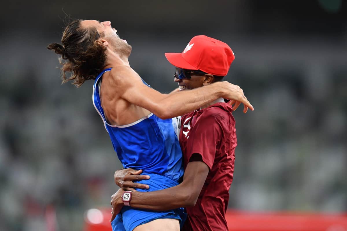 「2人で金」異例の五輪表彰式に「泣いた」　メダルかけ合い、手を掲げる...本人が動画公開