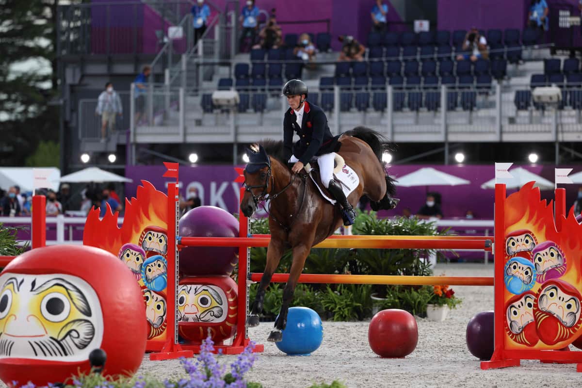 話題となったダルマの障害物（写真：AFP/アフロ）