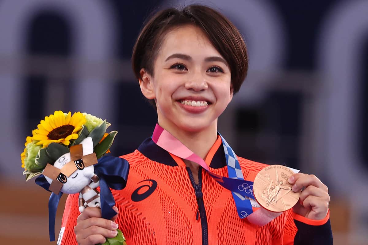 五輪体操・村上茉愛に「笑顔が見れてよかった」　同点銅メダルの選手と「花束交換」に感動の声