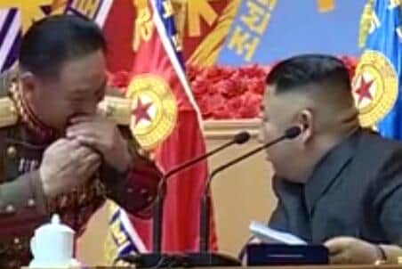 「朝鮮人民軍第1回指揮官・政治活動家講習会」の一コマ。絆創膏がない状態で、金正恩氏が隣の登壇者と話している（写真は朝鮮中央テレビから）