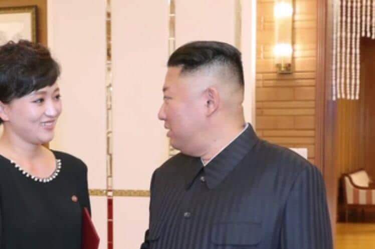 7月11日の国内アーティストとの面会の様子。7月下旬と比べて、後頭部のしわのようなものが目立たない（写真は朝鮮中央テレビから）