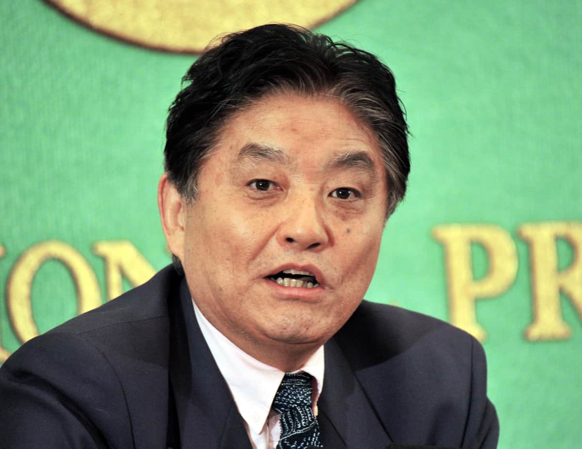 他人の金メダルにいきなり噛みつく　「どういう神経？」名古屋市長のパフォーマンスに批判殺到