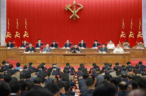 金正恩総書記は6月の朝鮮労働党の会議で「人民の食糧状況が切迫している」などと述べていた（写真は労働新聞から）