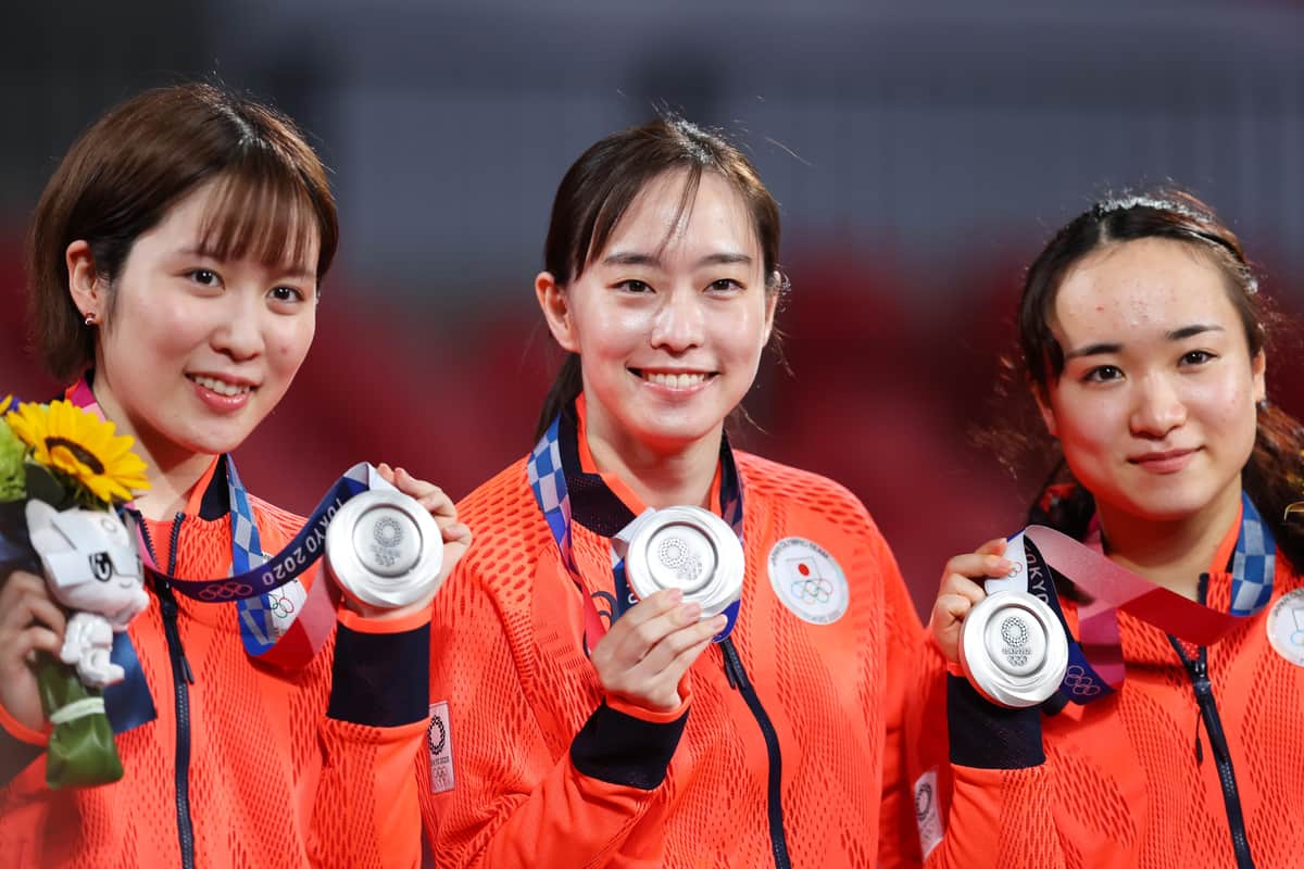 銀メダルを獲得した日本代表、左から平野、石川、伊藤（写真：森田直樹/アフロスポーツ）