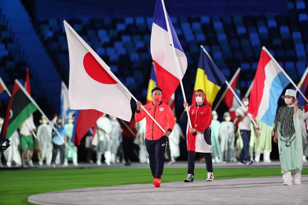 閉会式で日本選手団の旗手を務めた喜友名諒（写真：新華社/アフロ）
