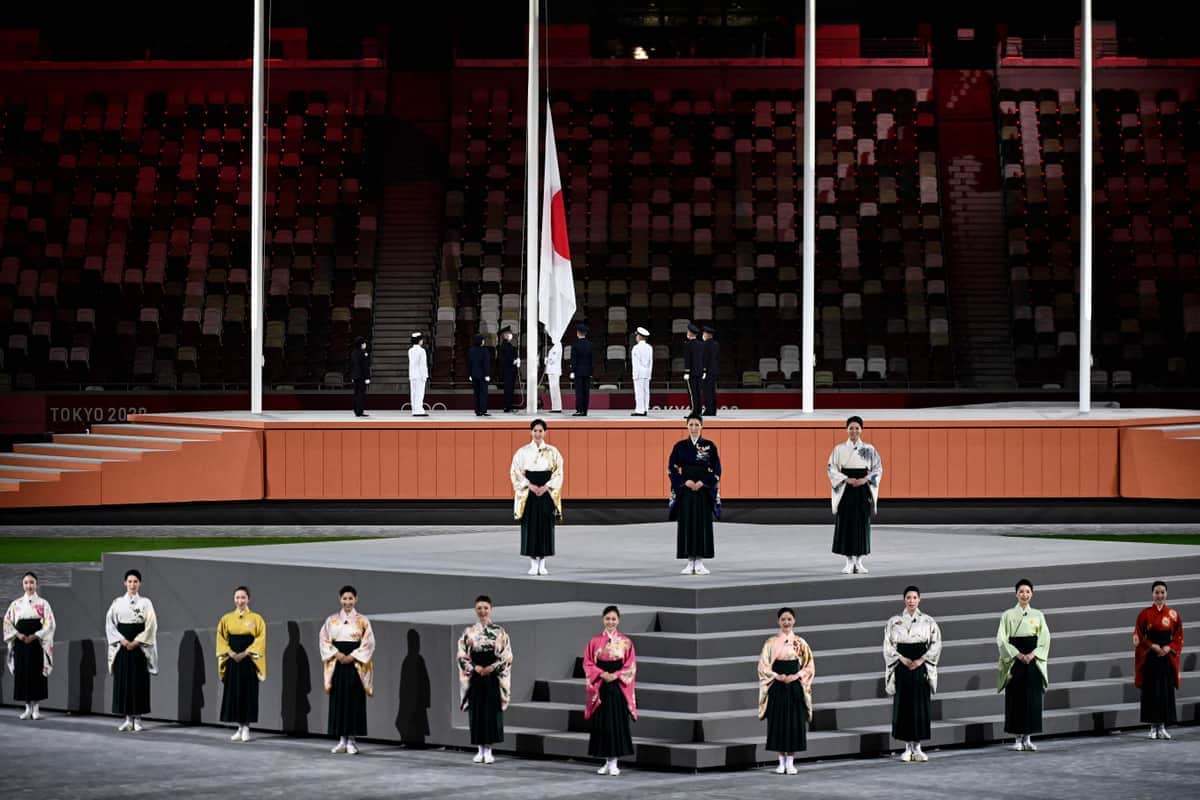宝塚歌劇団の選抜メンバーによる閉会式での国歌斉唱（写真：AFP/アフロ）
